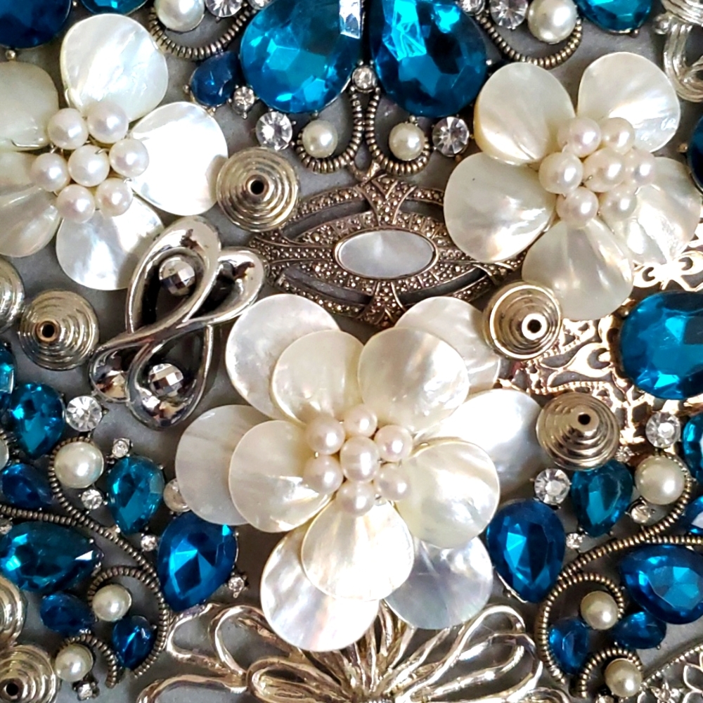 Gorgeous framed jewelry art collage - Picture 11 of 12
